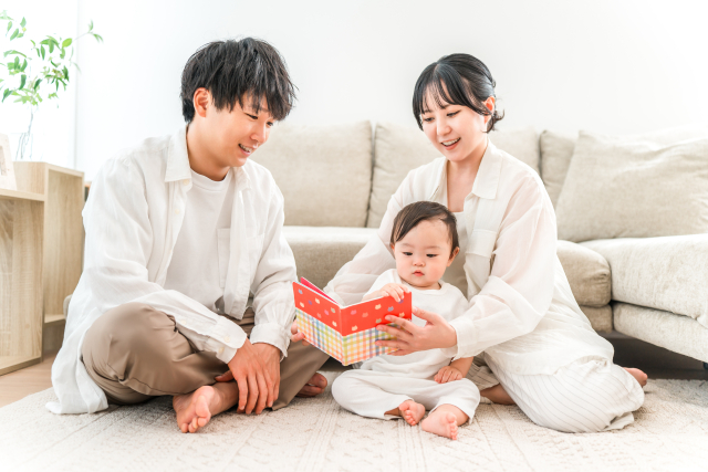 リビングでくつろぐ家族